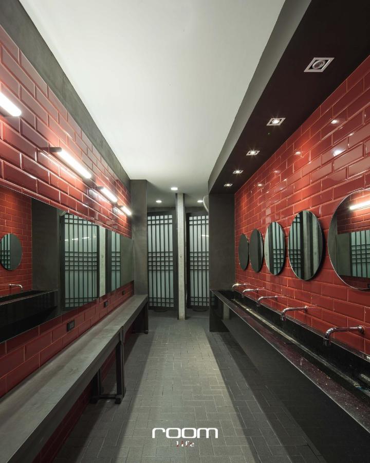 Luk Hostel Банкок Екстериор снимка